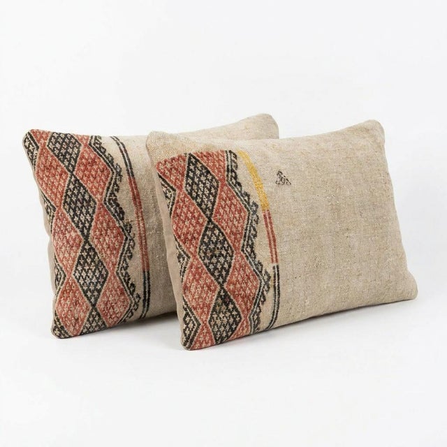 Mid-Century Modern Bohemian Lumbar Kilim Pillow Cover 16'' X 24'' - Set of Two For Sale - Image 3 of 4