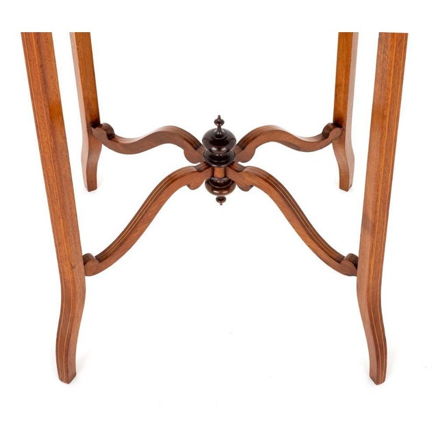 Very pretty oval sheraton revival mahogany occasional table. Circa 1890 raised upon shaped legs with a shaped cross...