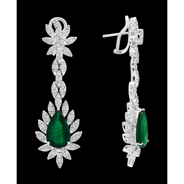 Contemporary 15 Carat Pear Shape Emerald Diamond Hanging/Drop Earrings 18 Karat White Gold For Sale - Image 3 of 18