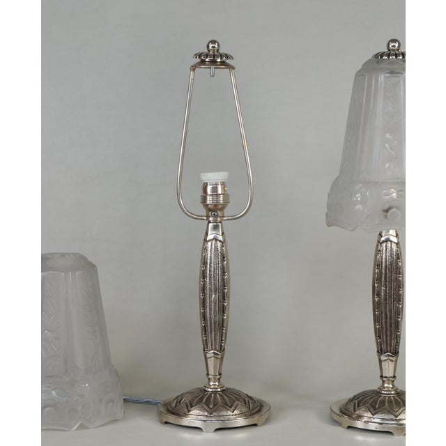 Maynadier Pair of French Art Deco Floral Frosted Glass Table Lamps - 1930s For Sale - Image 9 of 12