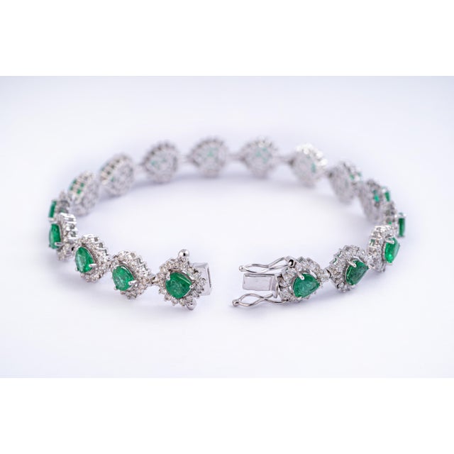 7.42 Cts Zambian Emerald Heart Shape Tennis Bracelet with Diamonds 14k Gold For Sale - Image 4 of 18