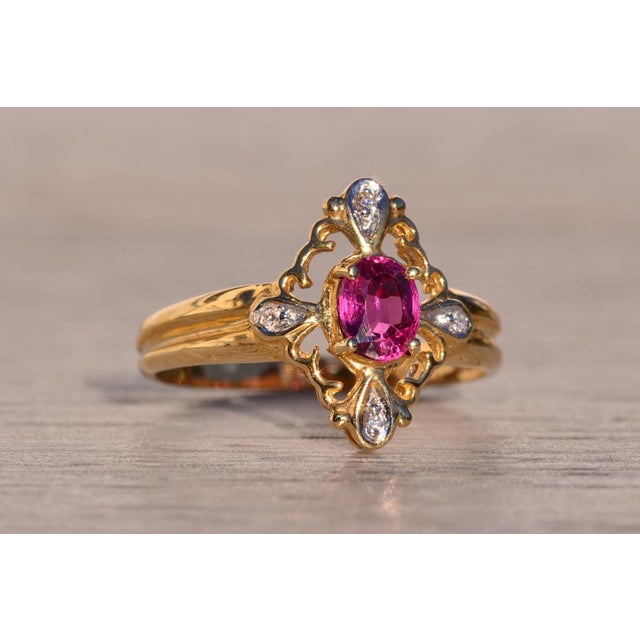 Gold Dos Calle: Oval Ruby and Filigree Ring with Natural Diamonds in Yellow Gold For Sale - Image 8 of 11