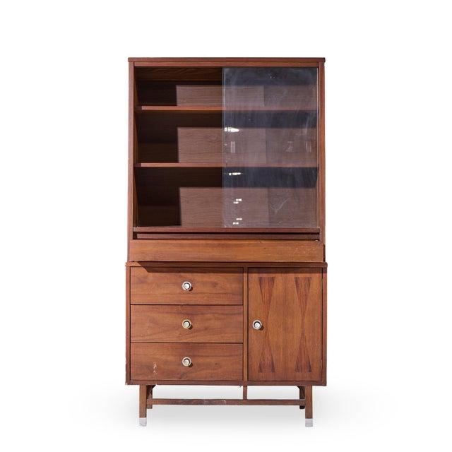 Stanley Mid Century Walnut Credenza and Hutch For Sale In Chicago - Image 6 of 11