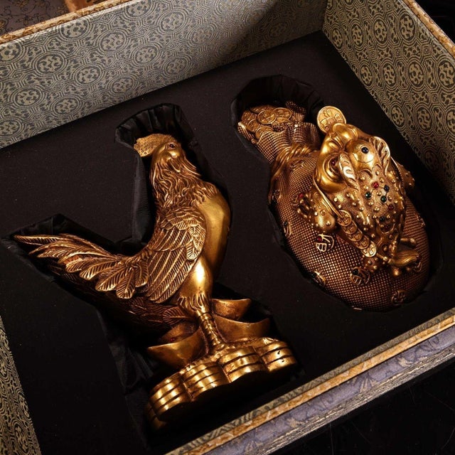 Brass Rooster and Wealth Toad (Jinchan) Fortune Set - High-Relief Chiseled Copper Coin-Bringing Figurines For Sale In Los Angeles - Image 6 of 9