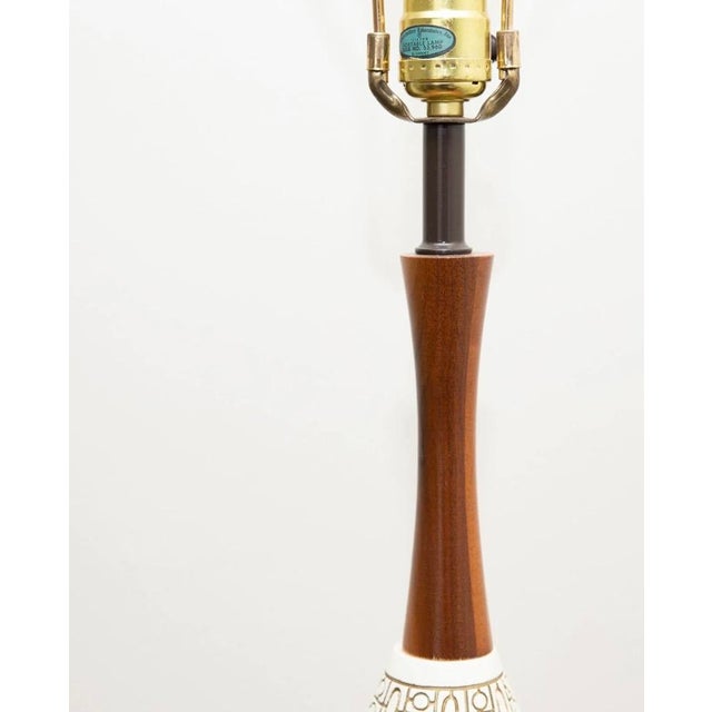 This Mid-Century Modern onion shape base pottery and walnut table lamp is a standout! It is 31” H including the harp. No...