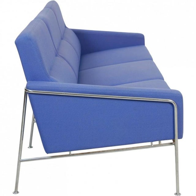 Arne Jacobsen 3303 3-seater sofa upholstered in original blue fabric, and with a chromed steel frame. The sofa is from...