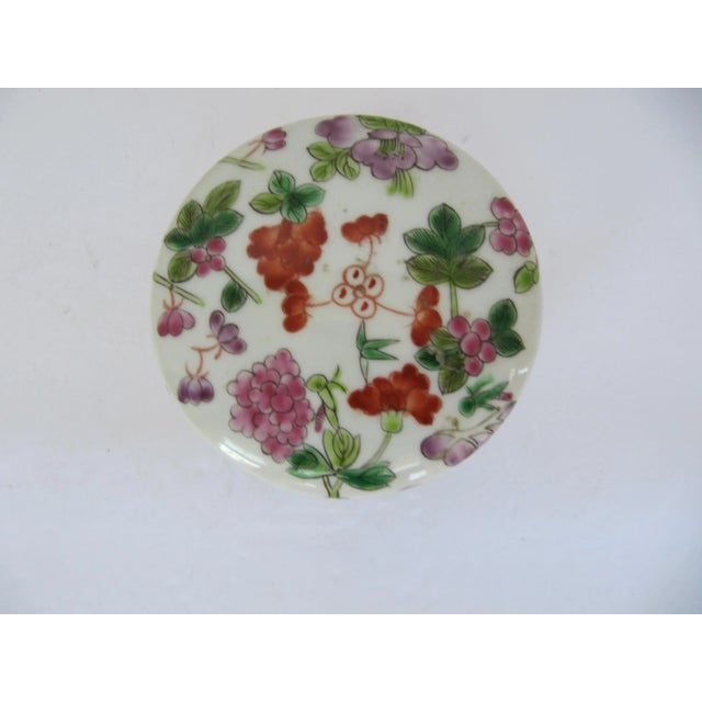 Vintage round chinoiserie porcelain box with flower and leaf decorations. Perfect for small trinkets and jewelry. Combined...