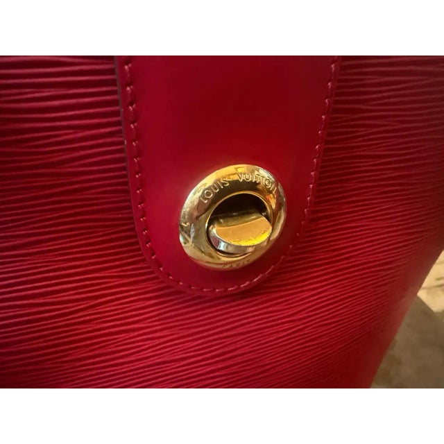 A 1995 Vintage Louis Vuitton Castillan Red Epi Leather Cluny Shoulder Bag For Sale - Image 11 of 17
