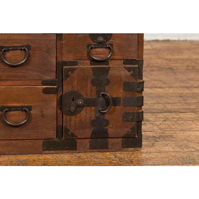 Early 20th Century Japanese Taishō Tansu Chest in Isho-Dansu Style with Six Drawers & Safe For Sale - Image 11 of 13