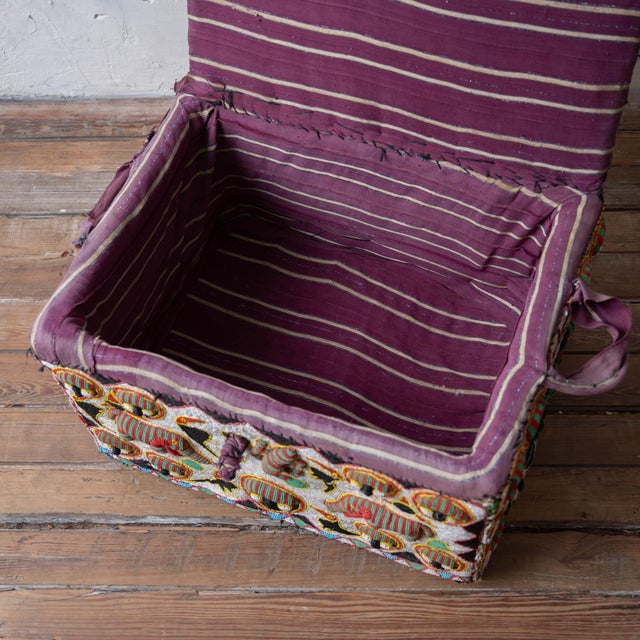 African Yoruba Beaded Tribal Trunk, 20th Century For Sale - Image 9 of 16