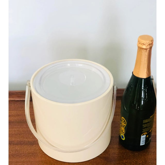 1970s MidCentury Modern Lucite and Cream Vinyl Ice Bucket Signed by George Briard For Sale - Image 5 of 10