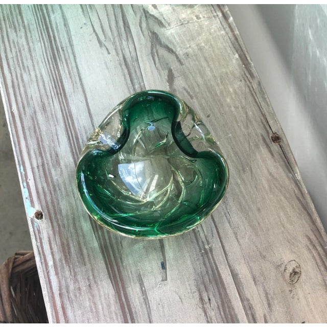 Glass Mid 20th Century Handblown Green and Gold & Silver Foil Sommerso Swirl Catchall For Sale - Image 7 of 10