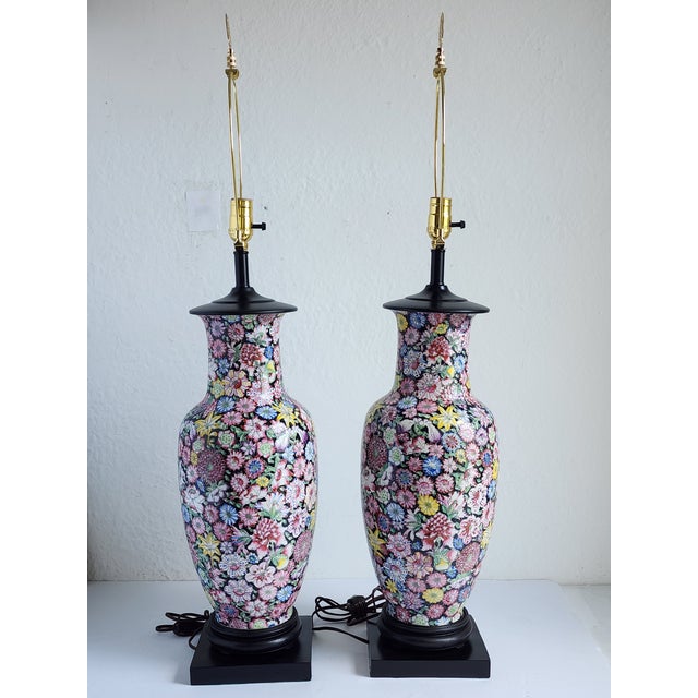Chinoiserie Vintage Chinese Famile Noire Mille Fleurs Large Table Lamps For Sale - Image 3 of 12