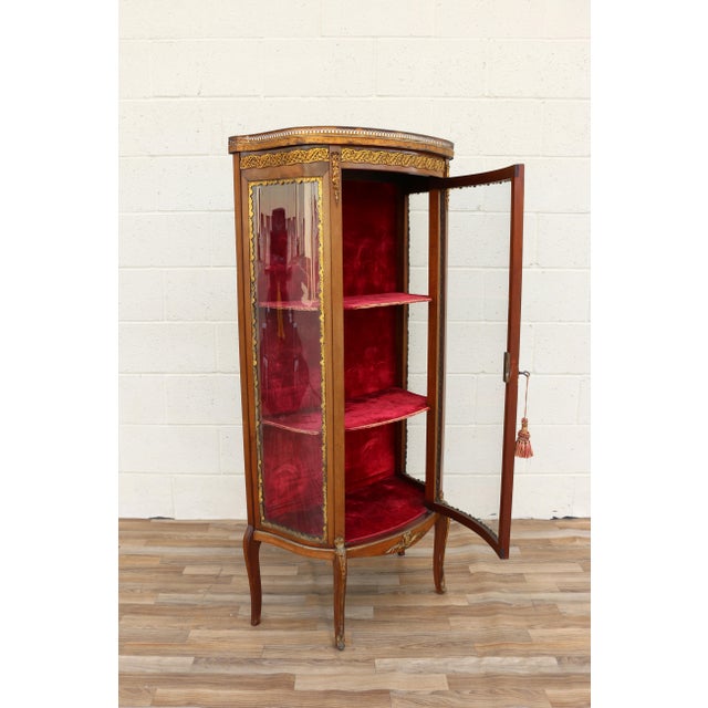 19th Century French Louis XV Vitrine Curio Cabinet With Marble Top & Ormolu For Sale - Image 9 of 18