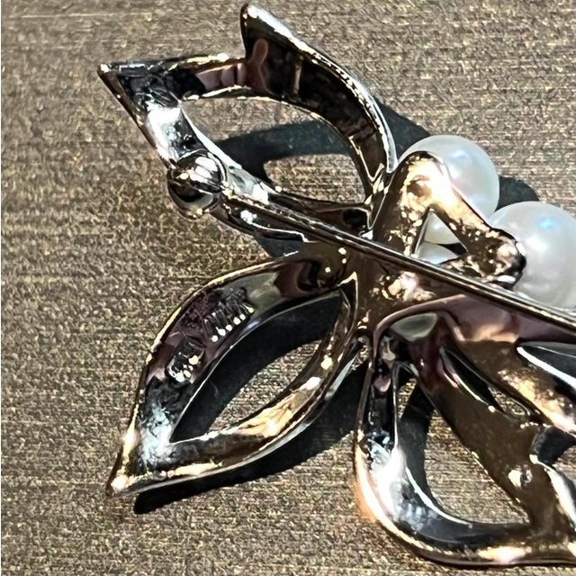 1990s Mikimoto Estate Akoya Pearl Brooch Silver 5 mm For Sale - Image 4 of 8
