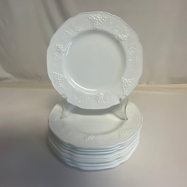 1970s Americana Arts & Crafts Indiana Glass Co. Grape Leaf Cluster Dinner Plates - Set of 8 For Sale - Image 10 of 12