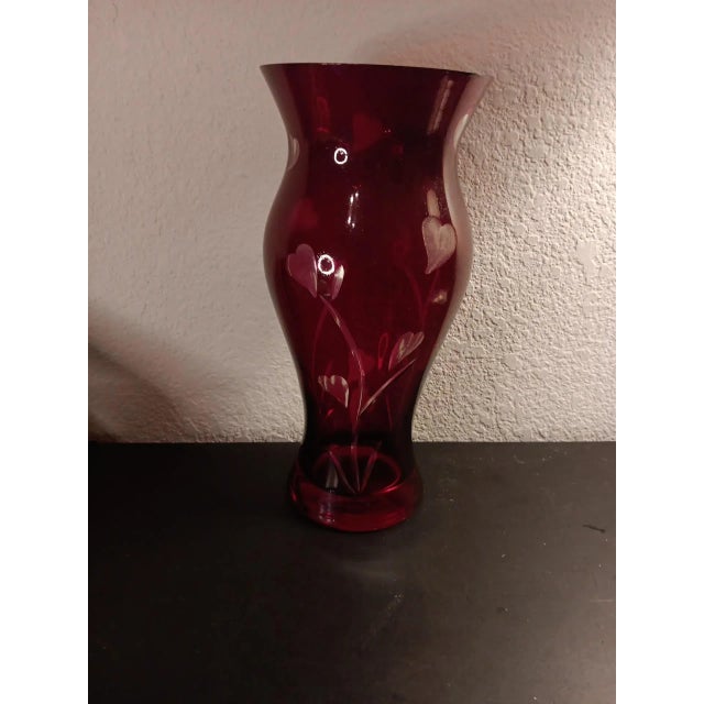 1980s Anchor Hocking Cranberry Glass Vase With Clear Hearts For Sale In Dallas - Image 6 of 6