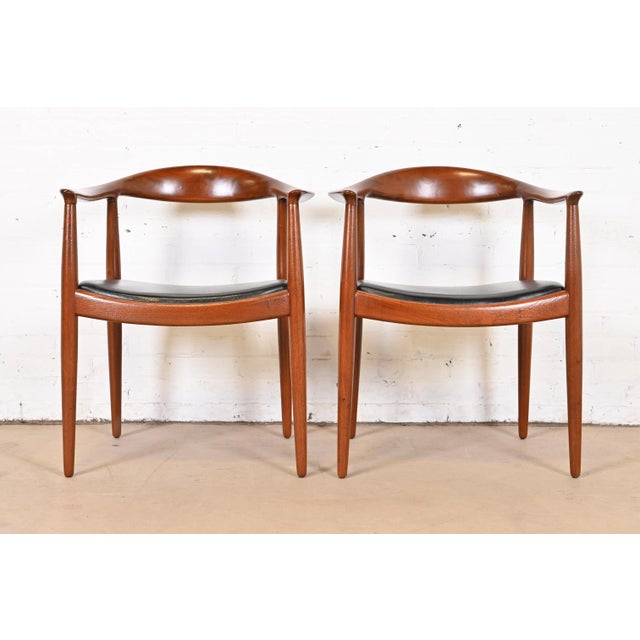 Mid-Century Modern Hans Wegner for Johannes Hansen "The Chair" Teak and Leather Round Chairs, Pair, Newly Restored For Sale - Image 3 of 11
