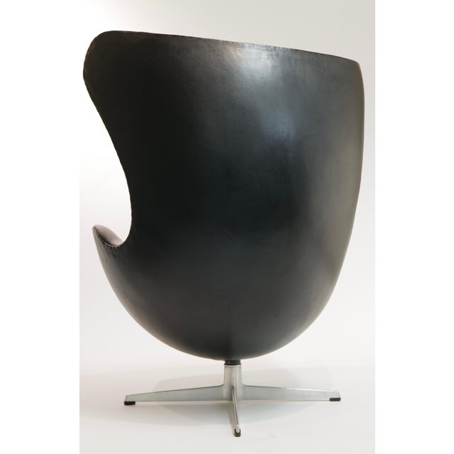 Mid 20th Century Arne Jacobsen Black Leather Egg Chair with Ottoman for Fritz Hansen For Sale - Image 9 of 15