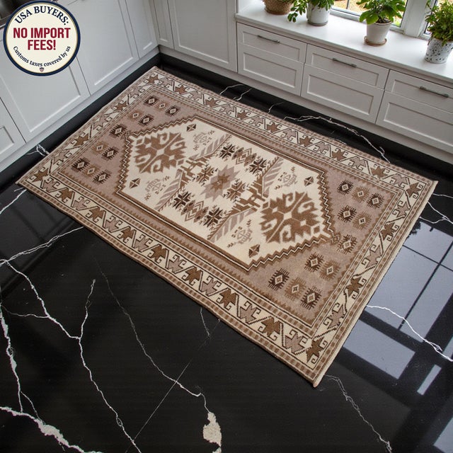 This mid-century vintage Yagcıbedir rug, hailing from the prestigious Balıkesir region of Western Anatolia, is a masterful...