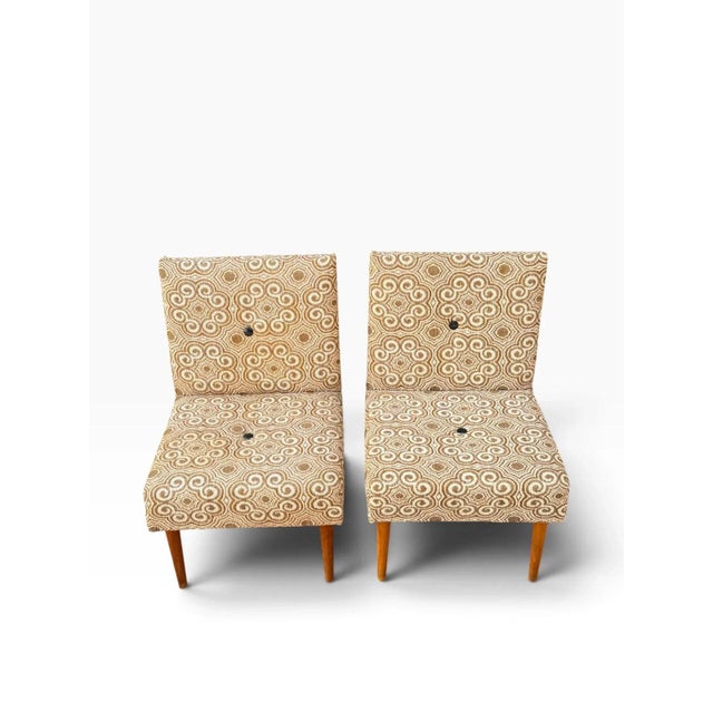 Wood Pair of Hungarian Mid-Century Slipper Chairs by Kocséri MGTSZ | Original Swirl Pattern Fabric | Tapered Legs | 1970s For Sale - Image 7 of 16