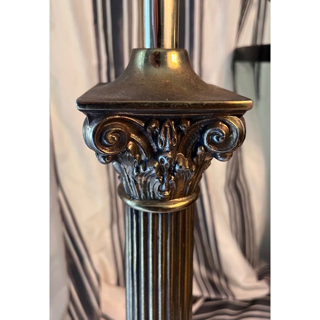 Hollywood Regency Early 20th Century Brass Classical Corinthian Column Table Lamp For Sale - Image 3 of 8