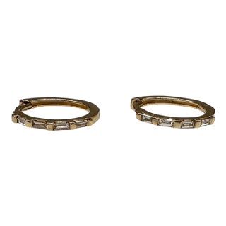 Diamond Baguette Huggie Earrings 14kt Yellow Gold 0.12ctw Gh Si 12.9mm New, Pair For Sale