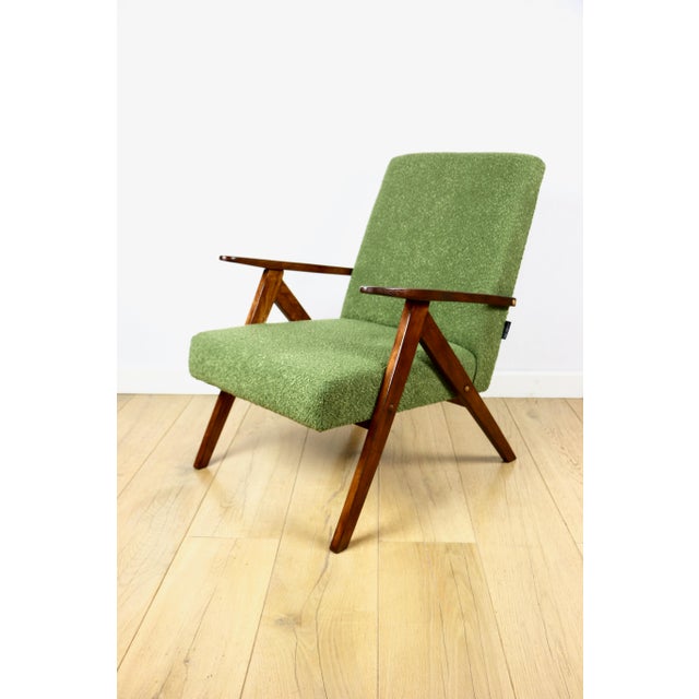 Vintage armchair b-310 var in green boucle with dark structural wood from the 1970s. we offer the unique var b-310...