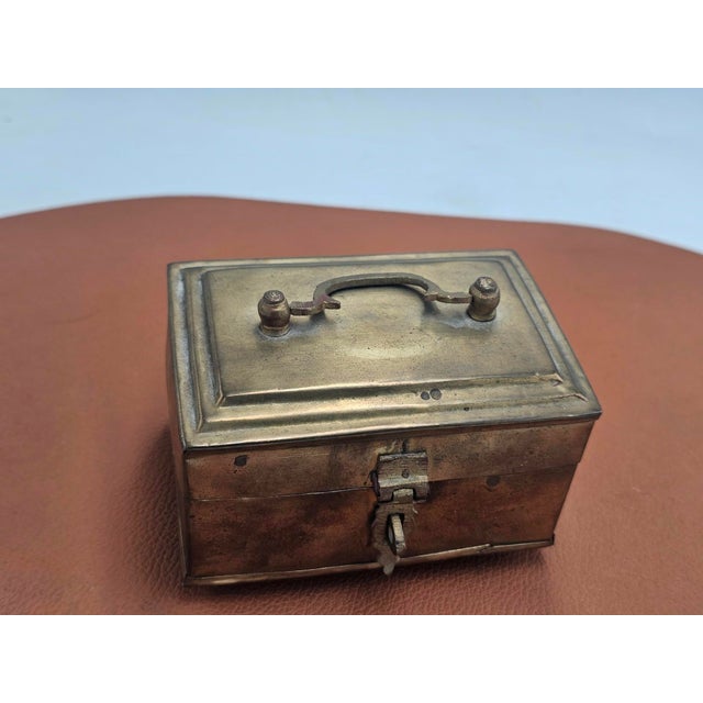 Art deco brass betel nut box, dimensions: width 11.4 cm, depth 7.7 cm, height measured without handle 6.5 cm.