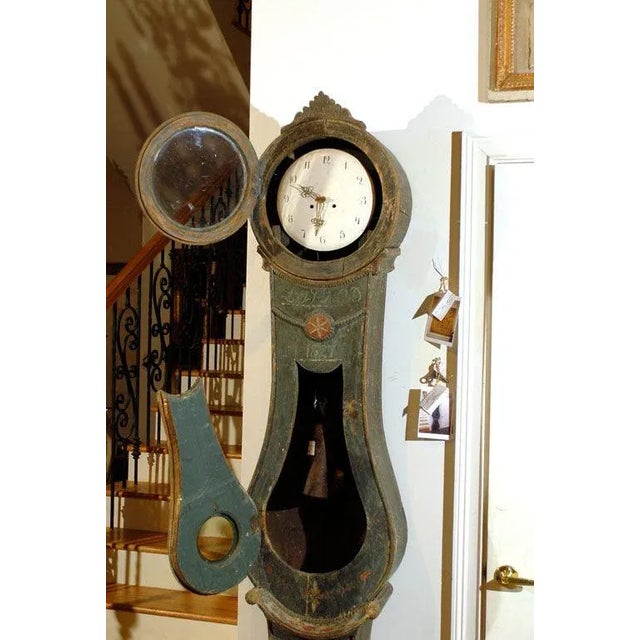 Early 19th Century Swedish Carved Wooden Mora Clock For Sale In Atlanta - Image 6 of 10