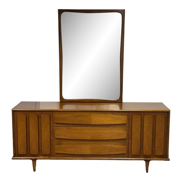 Mid 20th Century American of Martinsville Dresser With Mirror, Set For Sale