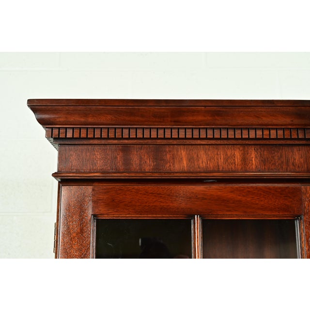 Henkel Harris Georgian Carved Mahogany Lighted Breakfront Bookcase Cabinet For Sale - Image 10 of 18