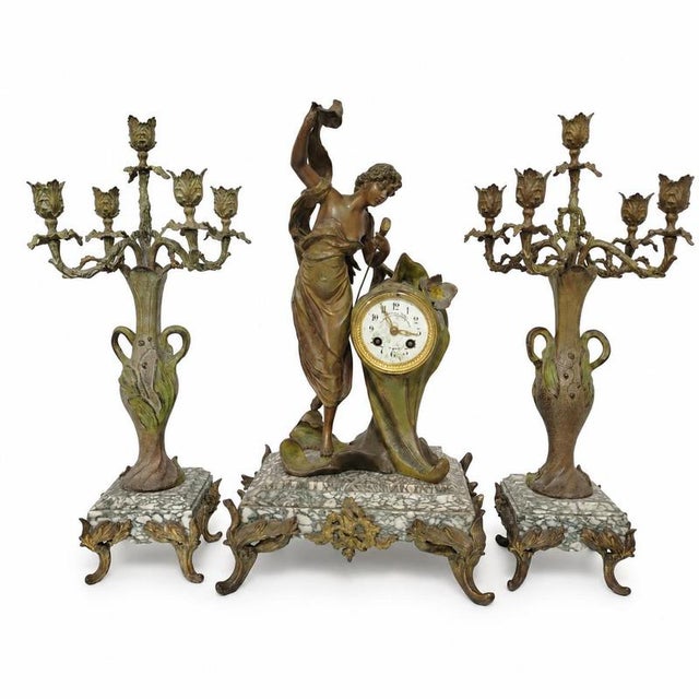 Art Nouveau Chimney Garniture “L’Aurore” – Table Clock and Pair of Chandeliers – Hardyau Fils – France, c. 1900. An...