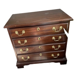 Compact, Vintage Chest of Drawers by Henkel Harris, Virginia Galleries in 18th Century Chippendale Style. 1970’s. For Sale