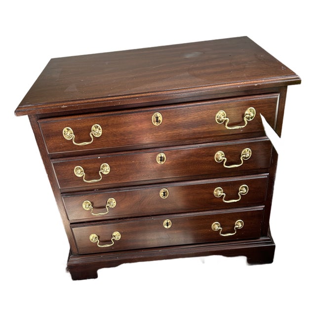 Compact, Vintage Chest of Drawers by Henkel Harris, Virginia Galleries in 18th Century Chippendale Style. 1970’s. For Sale