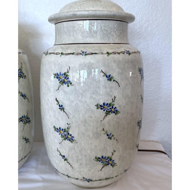 Vintage 1970s Blue and Beige Cottage Chic Ceramic Ginger Jar Table Lamps - a Pair For Sale - Image 4 of 8