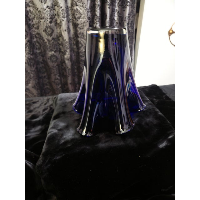 Vintage Mid-Century Modern Murano Style Cobalt Blue Handblown Handkerchief Ruffled Art Glass Vase For Sale - Image 4 of 5