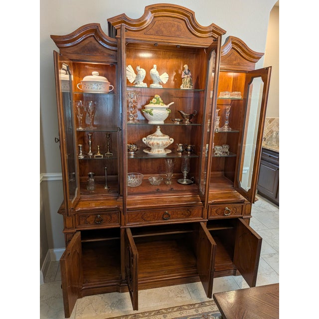 1960s Vintage Thomasville Spanish Revival Walnut Breakfront Lighted China Cabinet - 2 Pieces For Sale - Image 4 of 11