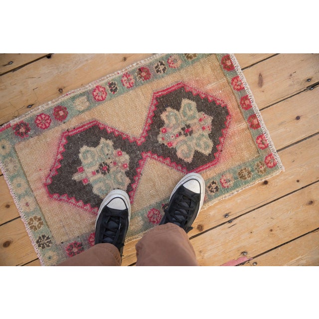 :: Double interconnected center medallion with interior scrolled floral blossoms atop an open field with floral top view...