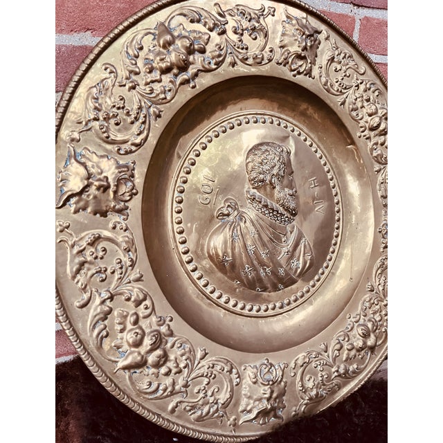1900 - 1909 Large Antique Copper Decorative Plate with Henry IV Portrait, 1901 For Sale - Image 5 of 8