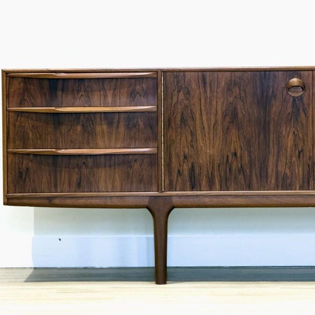 Mid-Century Modern Long Sideboard in Rosewood by Tom Robertson for McIntosh For Sale - Image 3 of 15