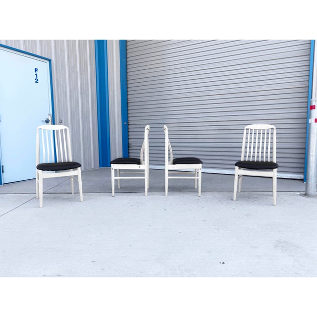 1990s Mid-Century White Slatted Dining Chairs With Black Vinyl Seats - Set of 6 For Sale In Los Angeles - Image 6 of 14