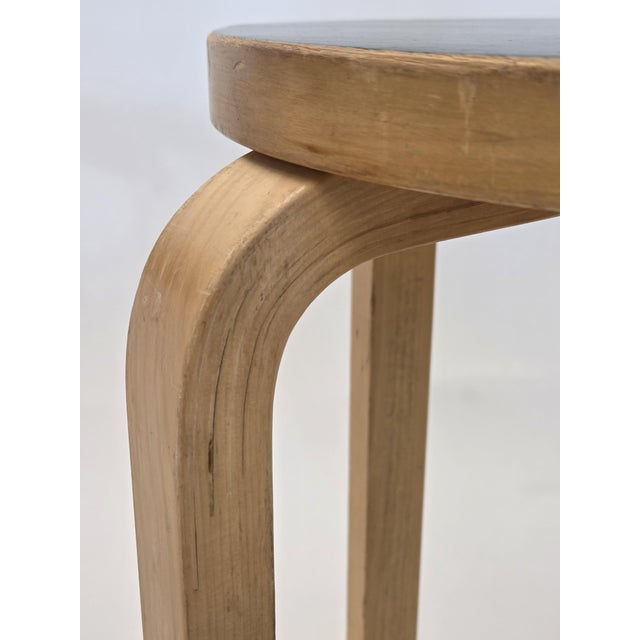 E60 Stools in Green Linoleum by Alvar Aalto for Artek, Finland, 1960s, Set of 2 For Sale - Image 9 of 15