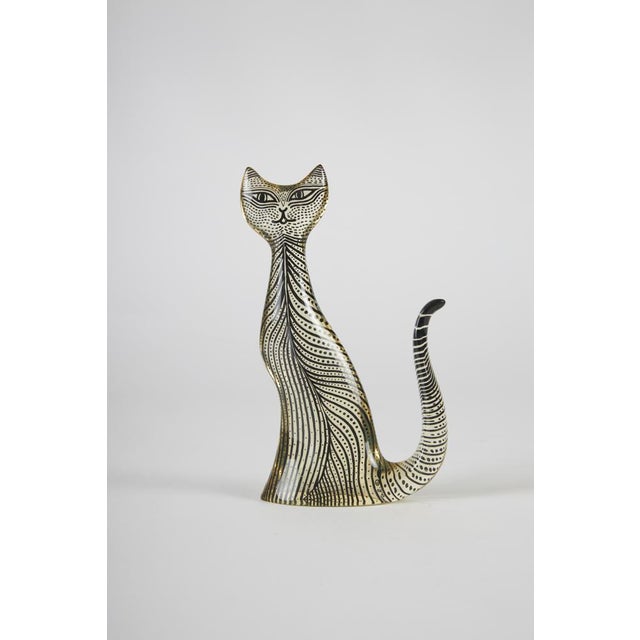 Cat sculpture made of plastic (acrylic glass) with a signature on the base. Made in brazil. Date: 1960s. Dimensions: l 12...