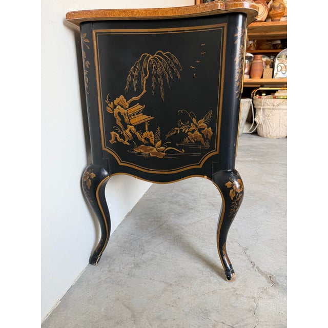 1980s Vintage Drexel Asian Chinoiserie Black & Gold Motif Two Drawer Nightstand - Brass Handles For Sale - Image 5 of 15