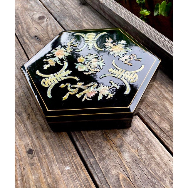 Art Deco Vintage Chinese Black Lacquer Mother-of-Pearl Inlaid Hexagonal Banchan Serving Box For Sale - Image 3 of 14