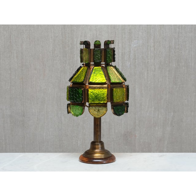 Metal Brutalist Italian Green Dalle De Verre Glass Table Lamp in Brass and Oak, 1970s For Sale - Image 7 of 12