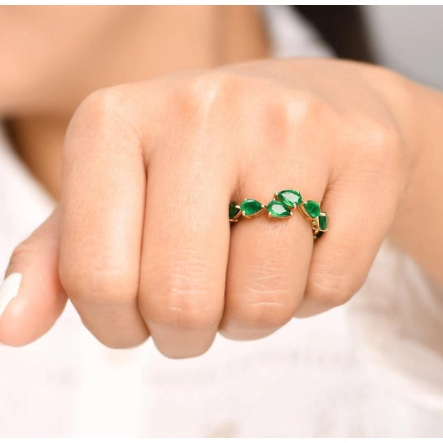 Natural 3.90 CTS Zambian emerald snake band ring in 18k gold For Sale - Image 18 of 18