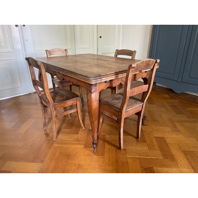 A magnificent, imposing table or extension table from the period around 1900 in the Louis XV style of France. It is quite...