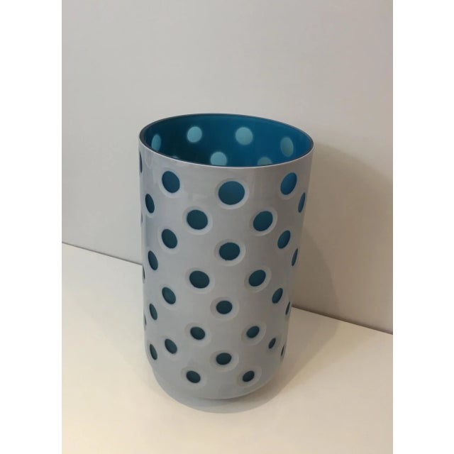 This nice design vase is made of Overlay glass. This is a very nice Italian work, circa 1970.